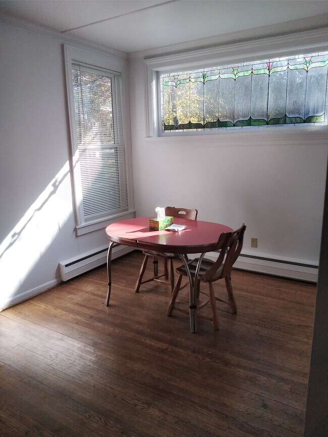 Dining - 927 E State St