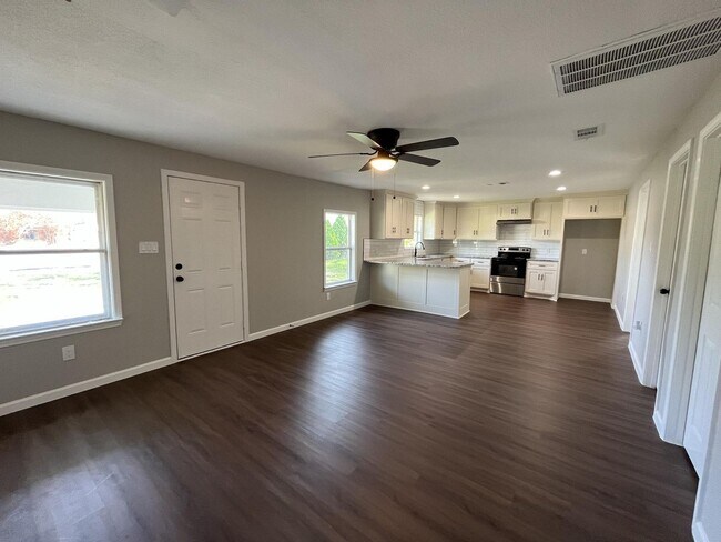 Building Photo - Spacious 3 Bed 2.5 Bath