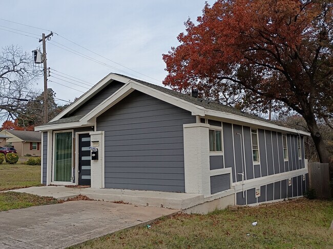Foto del edificio - Room in House on W Brooklyn Ave