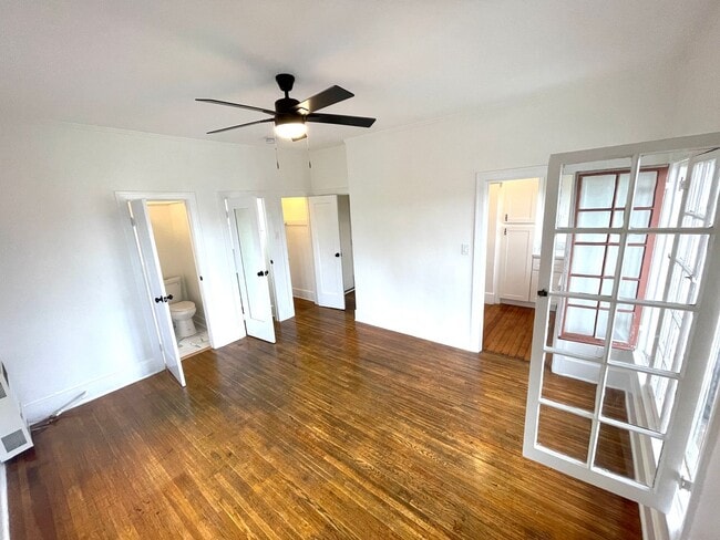Building Photo - Spacious, studio located Echo Park! Move-i...