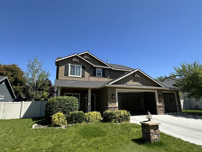 Foto del edificio - "Charming 4-Bed Home with Granite Accents & Hardwood Elegance in Meridian!"