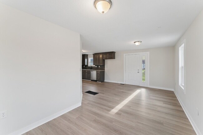 Building Photo - This cozy residence features a bright living space and well-appointed kitchen.  1st month is FREE...