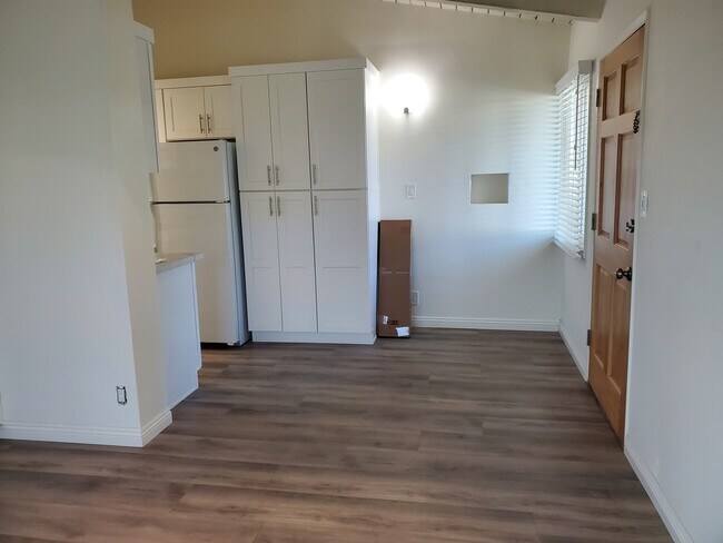 dining area and kitchen - 10727 McCune Ave
