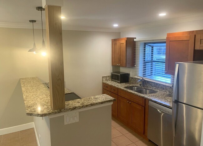 Foto del edificio - AVAILABLE NOW - 3 Bed/1.5 Bath Townhome in...