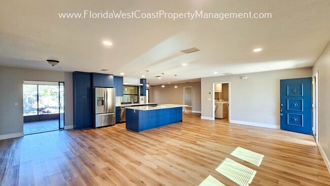 Building Photo - SPACIOUS 3 BEDROOM/2 BATH HOME WITH LARGE ...