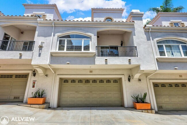 Foto del edificio - Rare 3-Story Hillcrest Townhome | 3BR/3BA ...