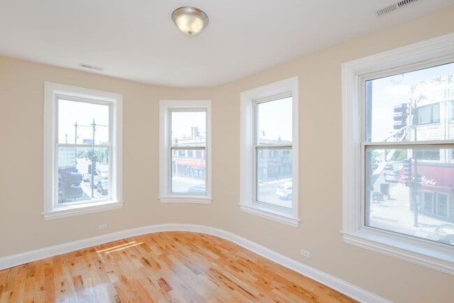 Building Photo - 5558 W Belmont Ave