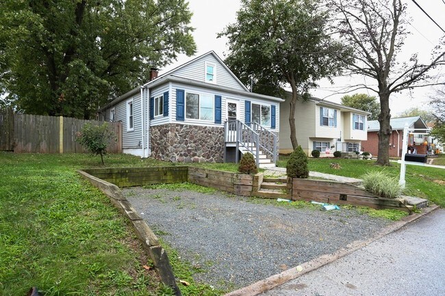 Building Photo - 213 Cresswell Rd