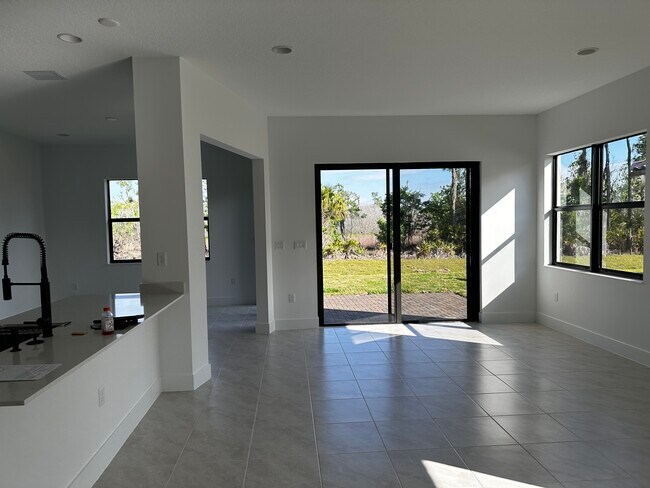 Azulejos en el piso principal; madera noble en las escaleras y el piso superior. - 5693 Cassidy Ln