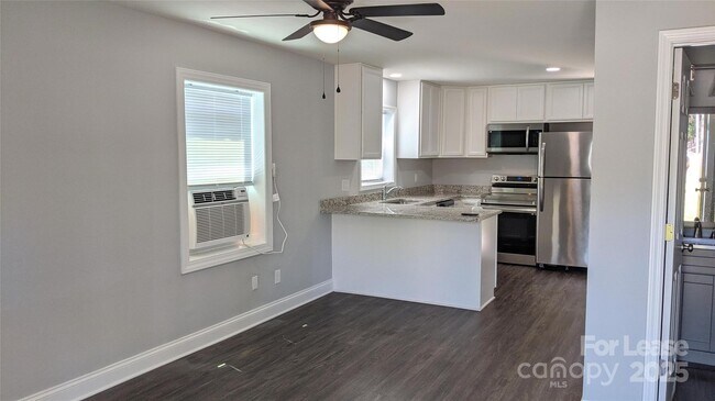 Foto del edificio - 250 W McNeely Ave