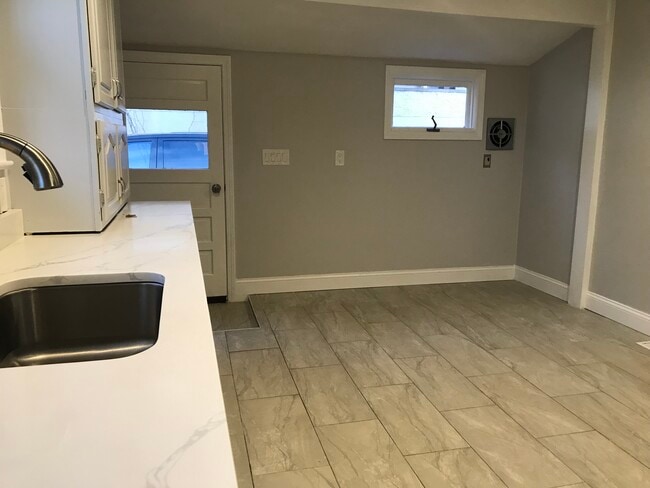 Building Photo - 15 Montvale Ave