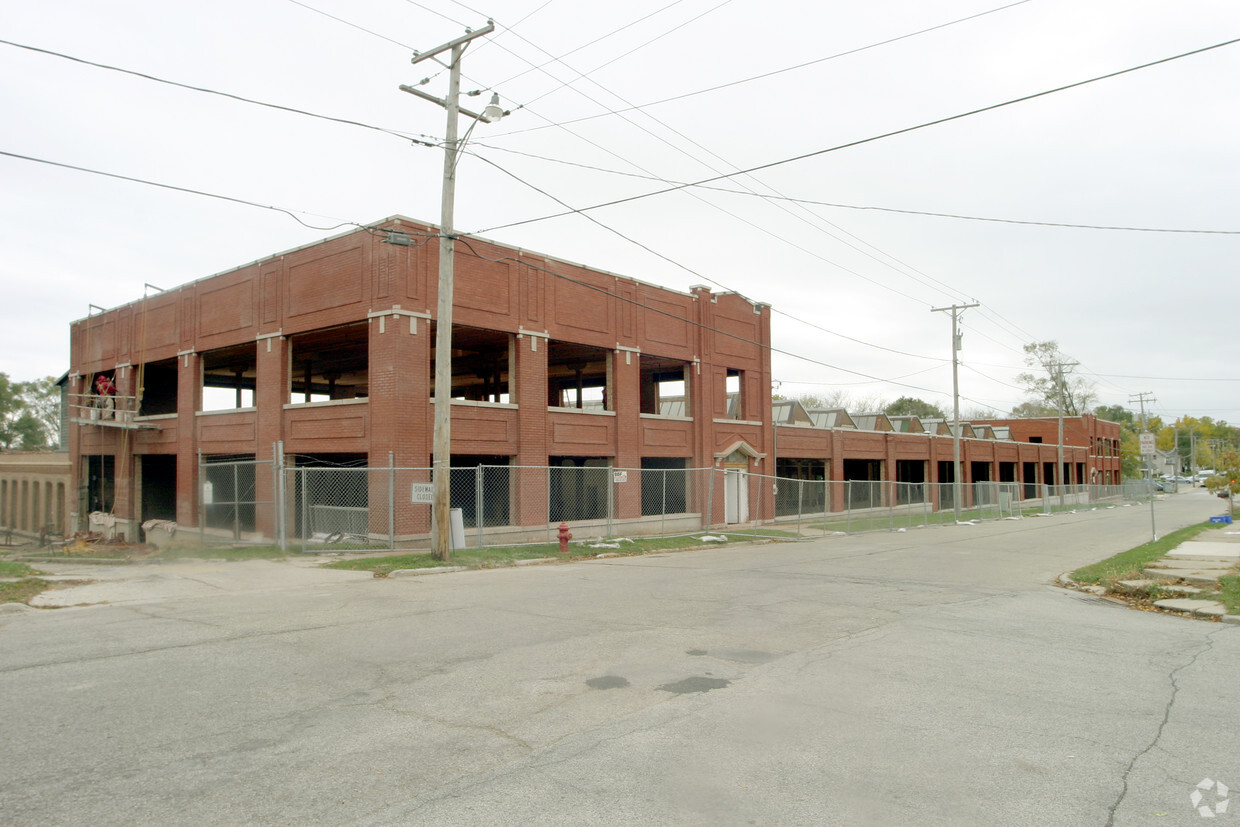 Primary Photo - 300 N Seminary Ave