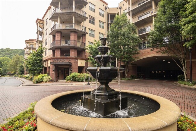 Building Photo - Gorgeous 2/2 Condo w/ Pool and Gym in Grea...