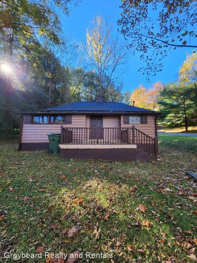2 br, 1 bath House 6 Beaverdam Knoll Rd House Rental in Asheville