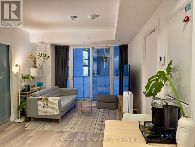 Building Photo - 77 Mutual St