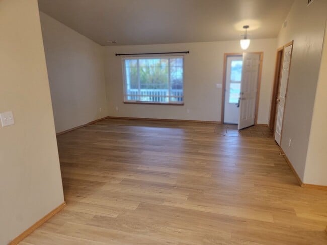 Building Photo - **Half off Full 1st Month's Rent** Great 3-bed Home In Spokane Valley