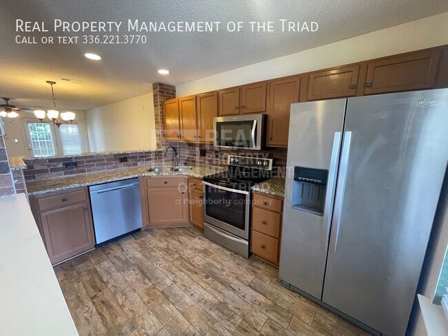 Building Photo - Lovely 2 Bedroom, 2 1/2 Bath Townhouse in ...