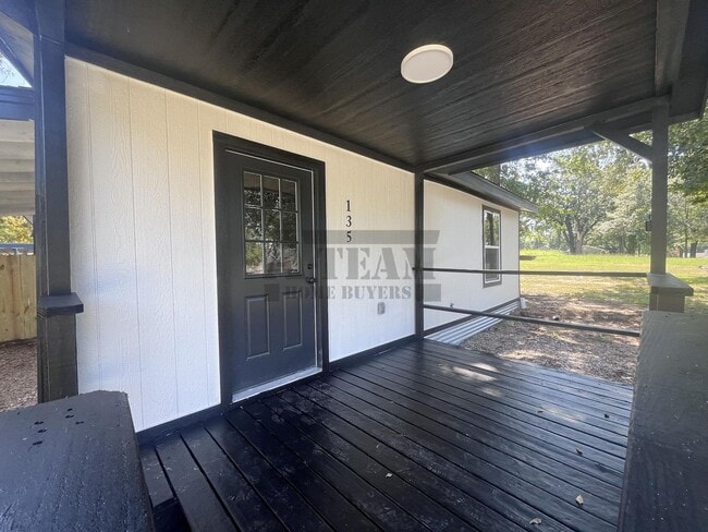 Building Photo - Beautifully updated 3-bedroom, 2-bath home