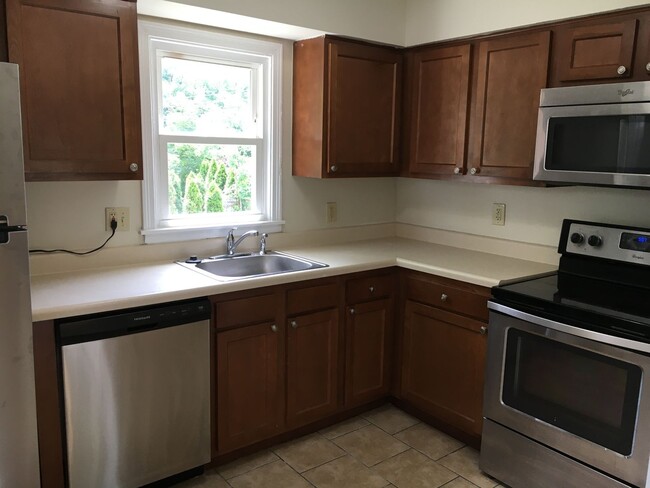 Foto del edificio - **4-BEDROOM HOUSE W/ GARAGE IN NORTH COLUM...
