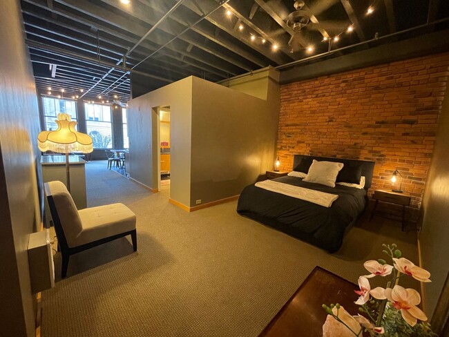 Foto del edificio - Beautiful Furnished Downtown Loft