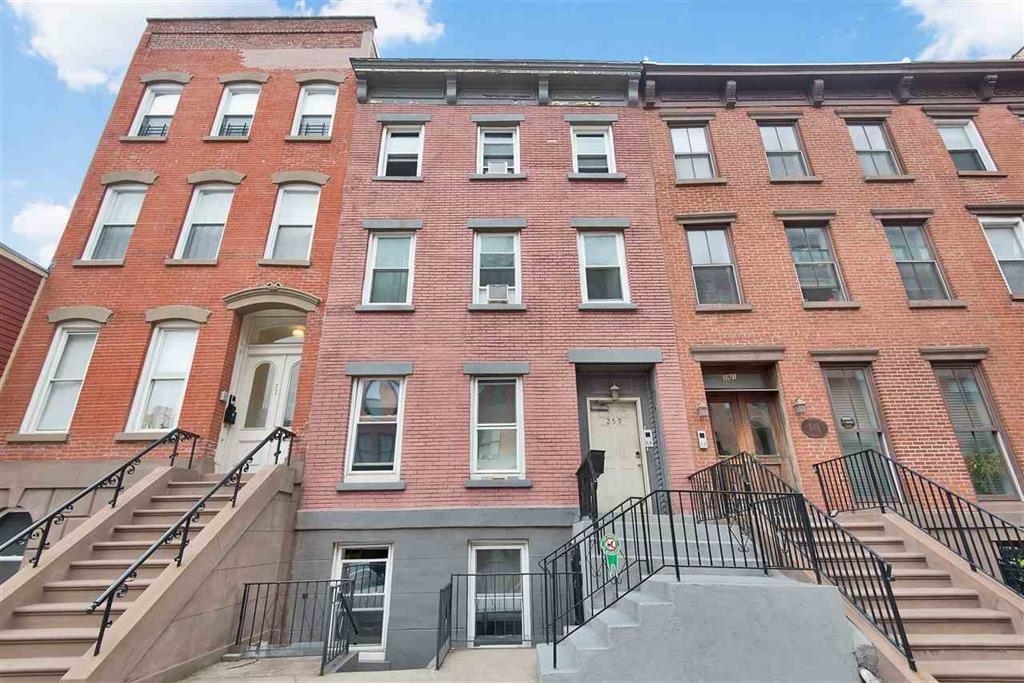 Primary Photo - 259 Grove St