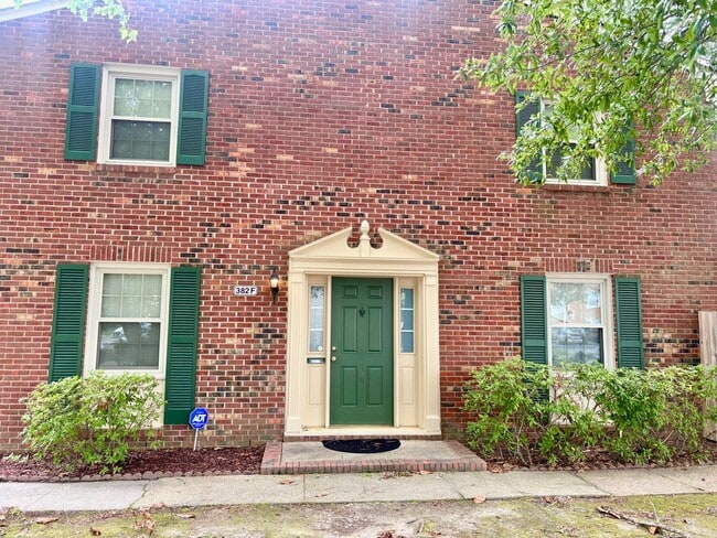 Building Photo - 3 bedroom/1.5 bathroom-Courthouse Green
