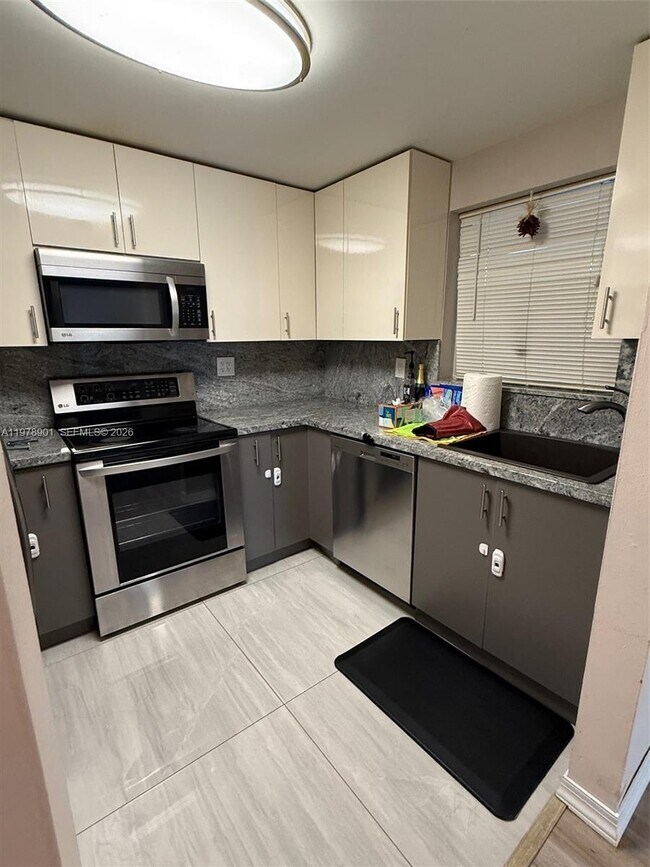 Foto del edificio - 18001 N Bay Rd