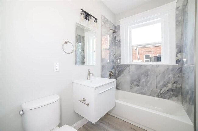 Foto del edificio - 566-572-572 Main St