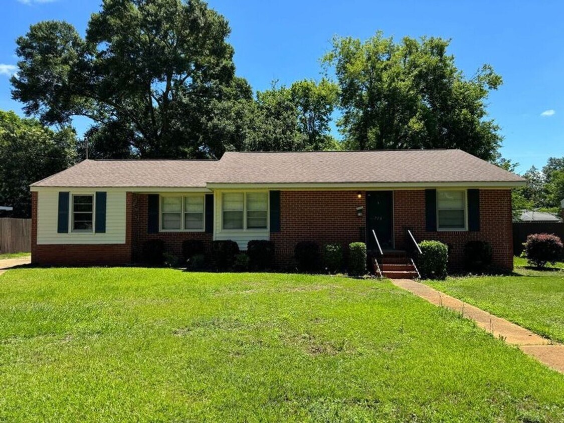 Foto principal - BRICK & BEAUTIFUL! 3 Bedroom MOVE IN READY