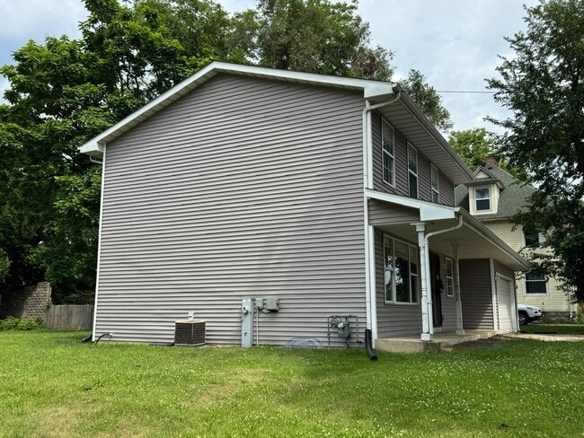 Building Photo - 523 Locust St