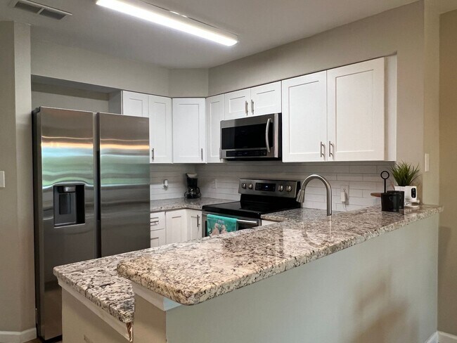 Foto del edificio - NMB Two Bedroom, Two Bath Condo is one mil...