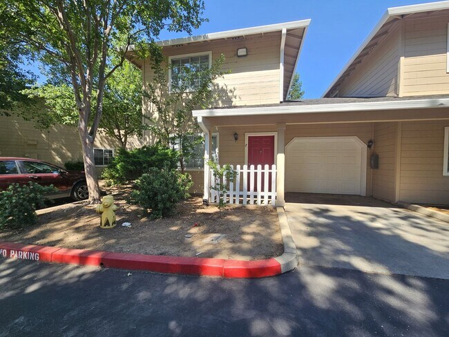 Foto del edificio - Two Story 3 Bedroom 2 Bath Condo in Chico for Rent!