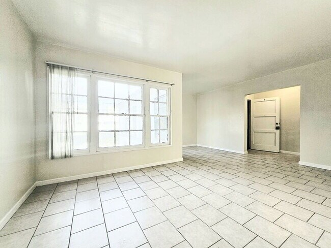 Foto del edificio - 2366 Venice Blvd.