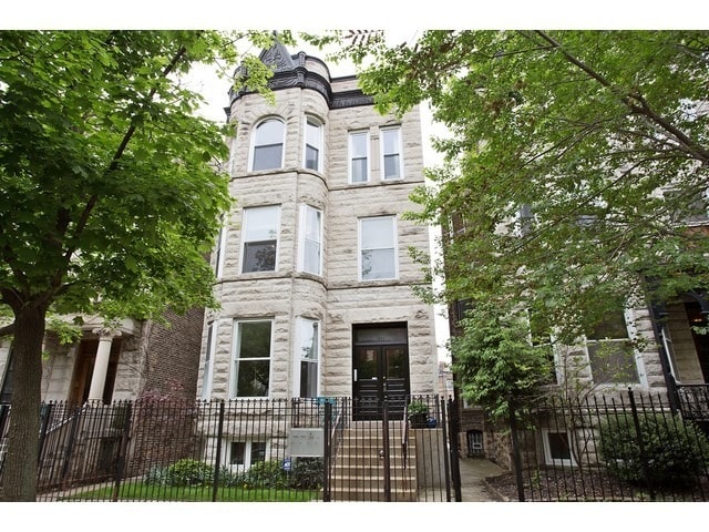 Building Photo - 927 W Newport Ave
