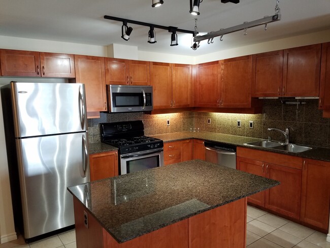 Foto del edificio - Spacious 2/2 in Little Italy, Water Views,...