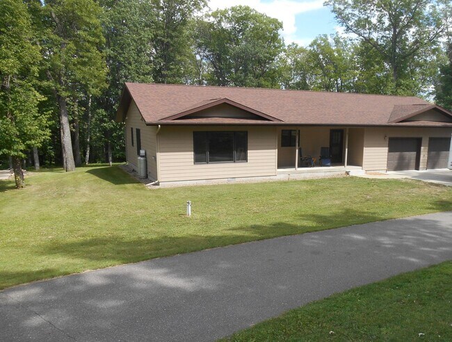 Building Photo - Spacious 3 bedroom in quiet country setting.