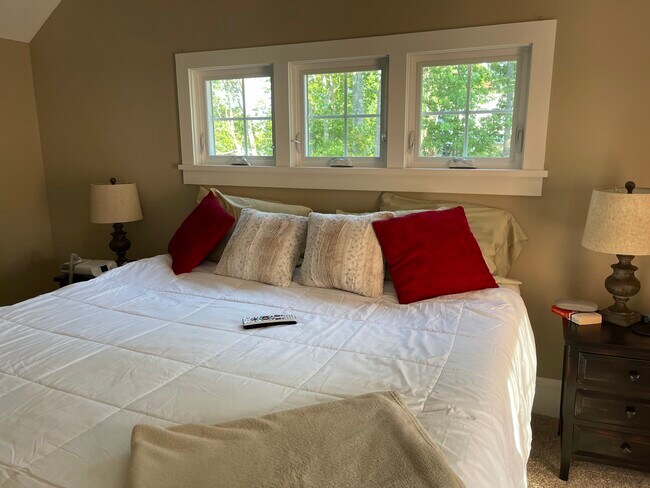 Master with walk in closet and en suite bath - 92 Pearl St