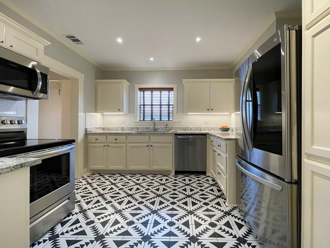 Foto principal - 2556 S University Dr