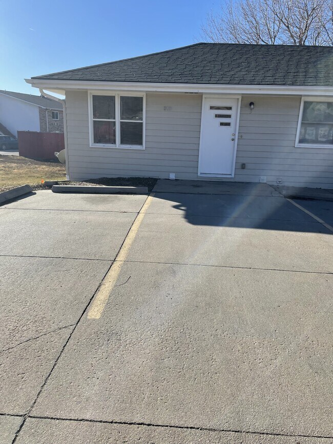 Estacionamiento en la puerta principal - 310 Galvin Rd N