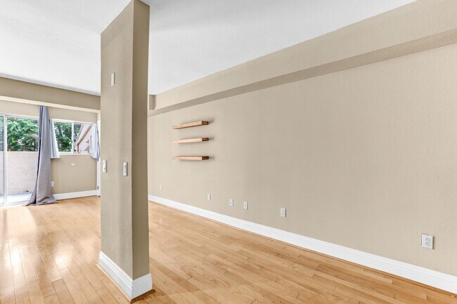 Foto del edificio - $500 Move In Special - Studio in the Venetian Community in UTC w/ Parking Included!