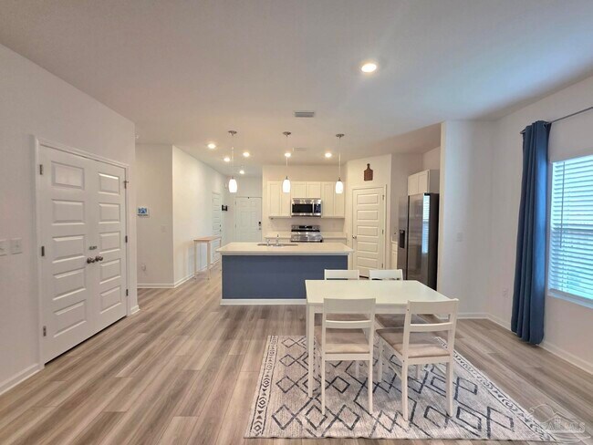 Foto del edificio - 6621 Sun Tree Cir