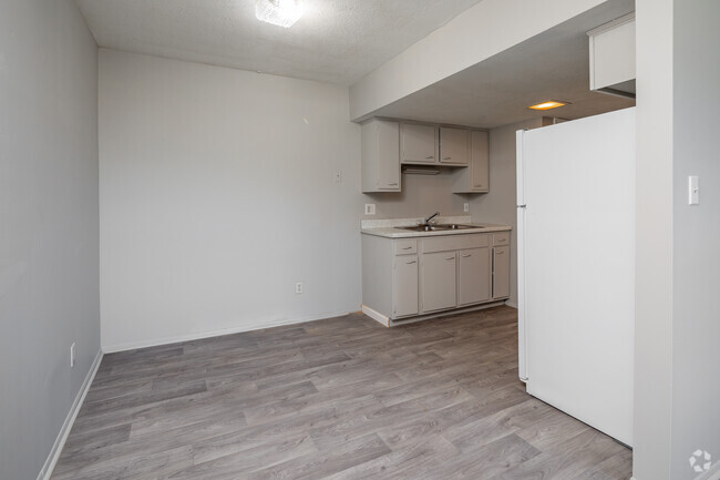 1BR, 1BA - 600SF - Dining Room - River Glow Apartments