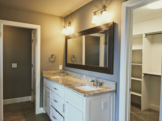 Building Photo - 700 Hawthorn Way