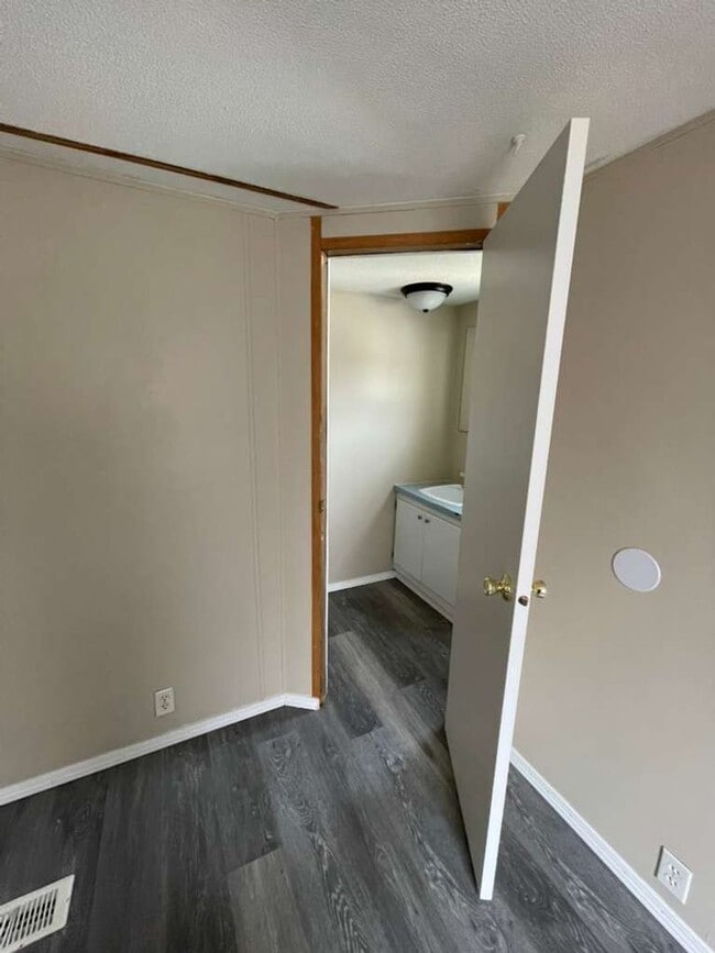 Building Photo - Eagle Estates