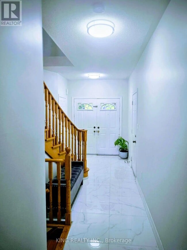 Building Photo - 131 Royal Appian Crescent