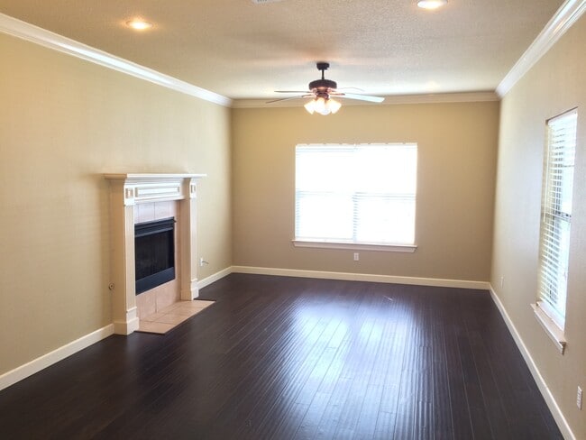 Building Photo - 4 Bedroom, 2.5 Bath Home With Two Car Garage