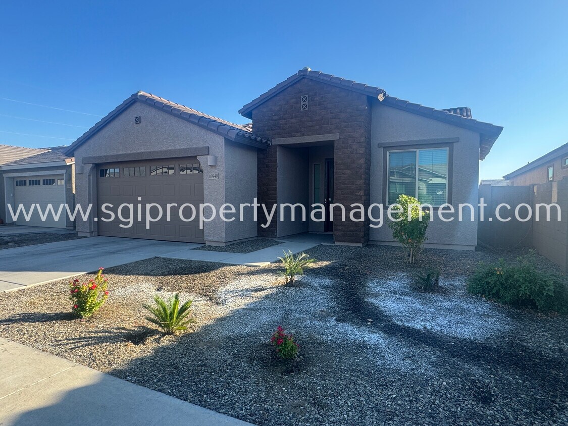 Foto principal - 16949 W Evergreen Rd