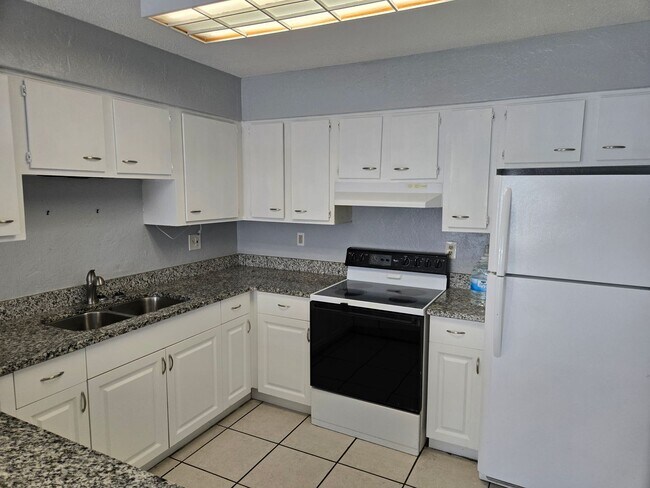 Foto del edificio - Bright 2BR/2BA Home with Garage