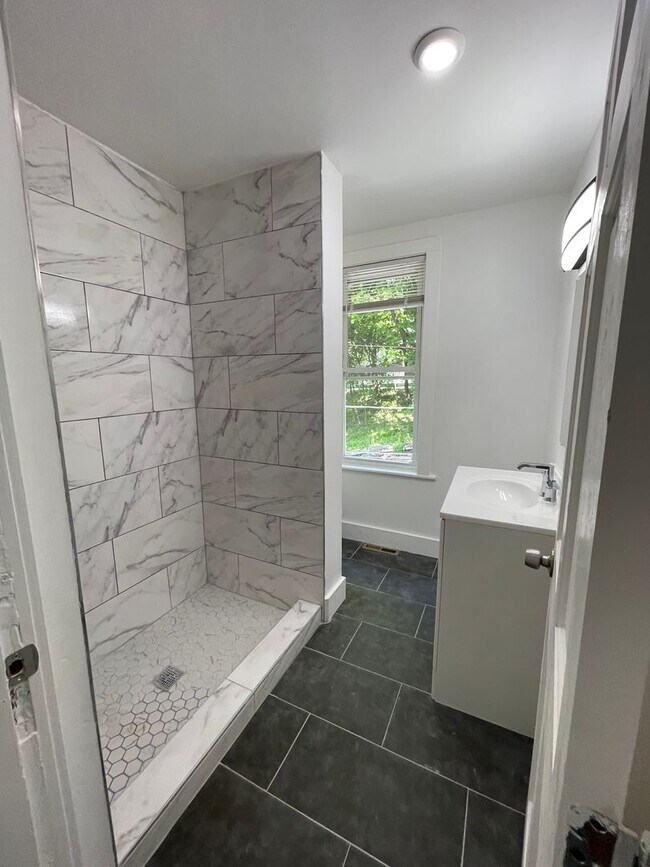 Foto del edificio - Brand New 5 bedroom 2 Bathroom