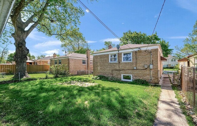 Building Photo - Charming 2BR House in Chicago